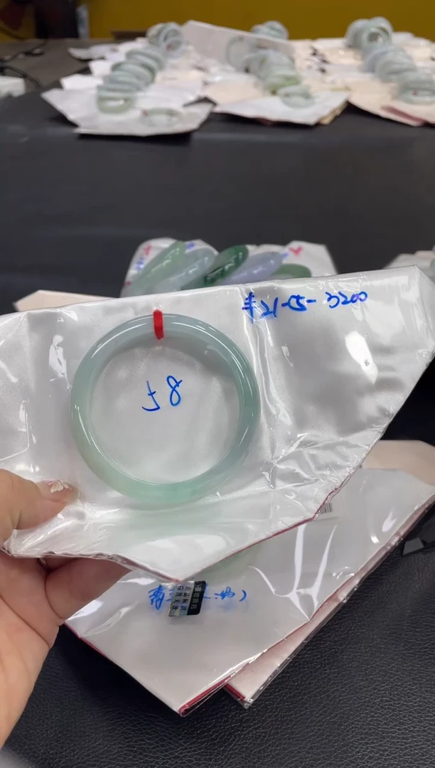 翡翠手镯未镶嵌翡翠手镯