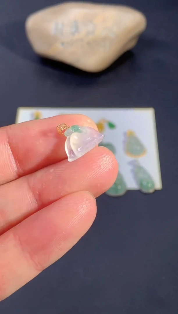 颈饰18K金镶嵌翡翠