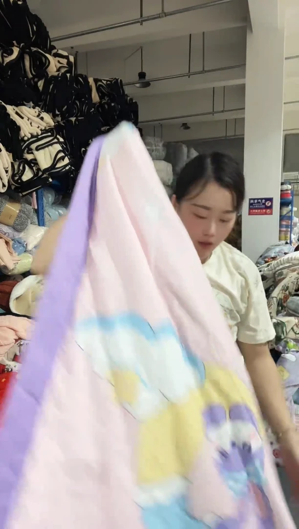 混纺主播手上展示的产品