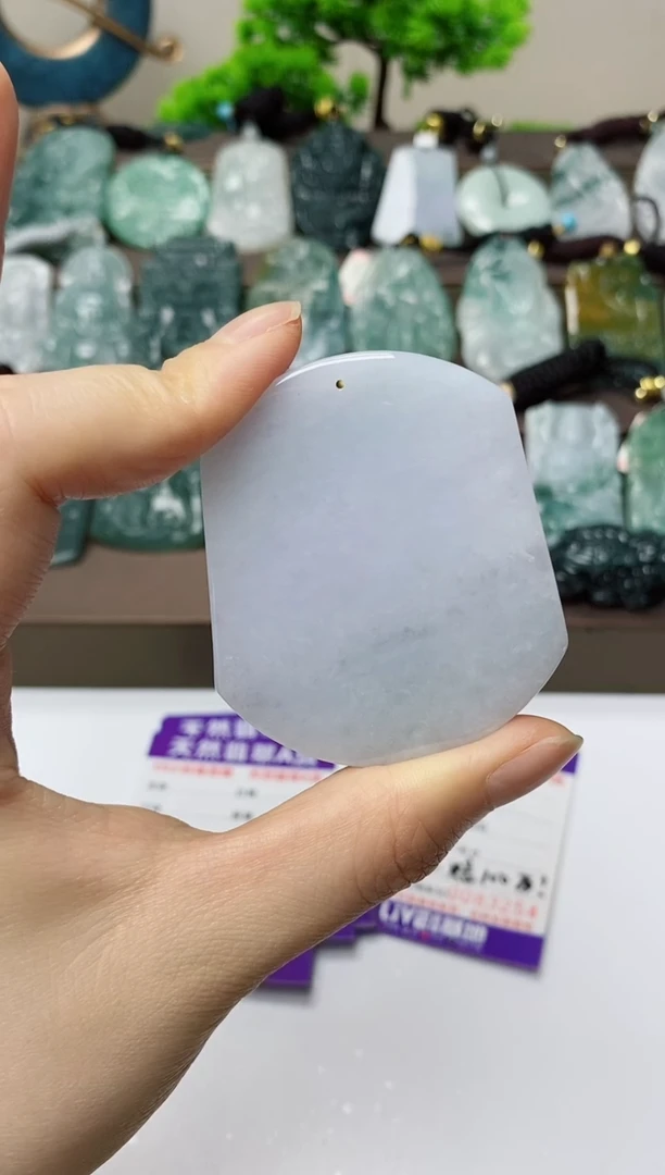 翡翠未镶嵌颈饰多样性发其一