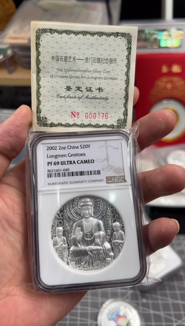 纯银2002年两盎司龙门石窟银币