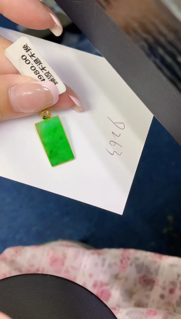 翡翠18K金镶嵌颈饰缅甸天然翡翠A货