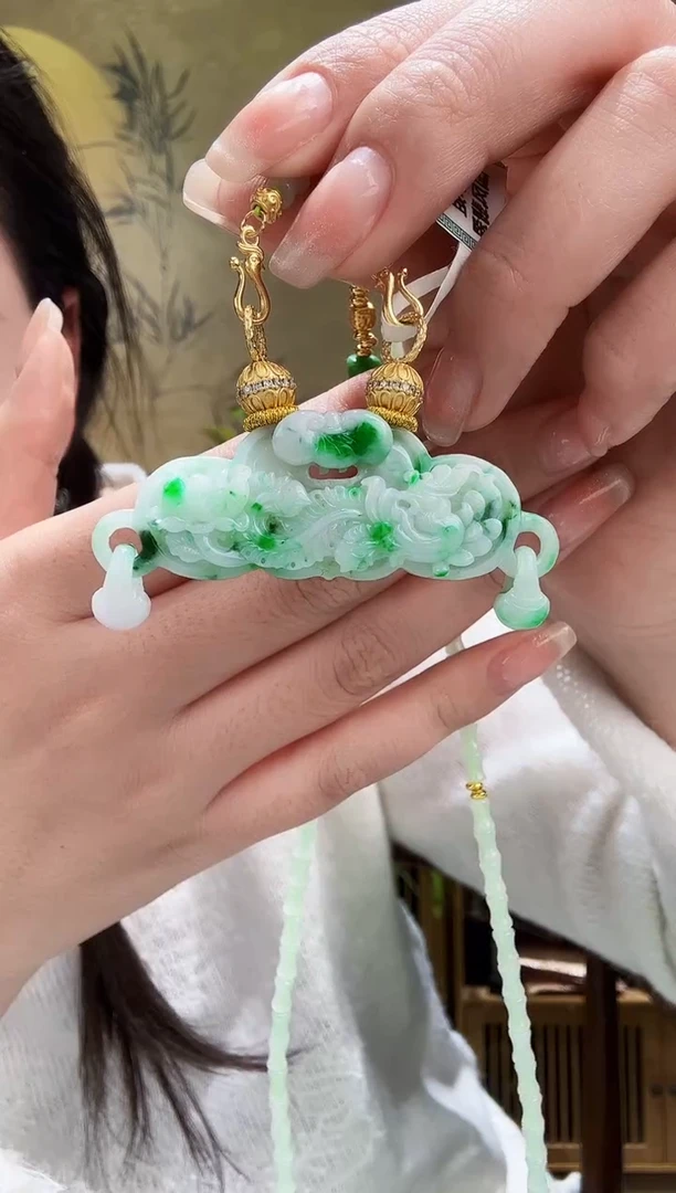 颈饰未镶嵌翡翠吊坠