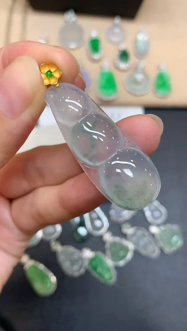 颈饰18K金镶嵌翡翠福豆【无服务费