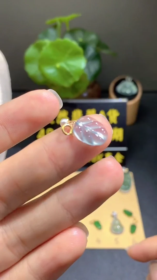颈饰18K金镶嵌翡翠翡翠A货