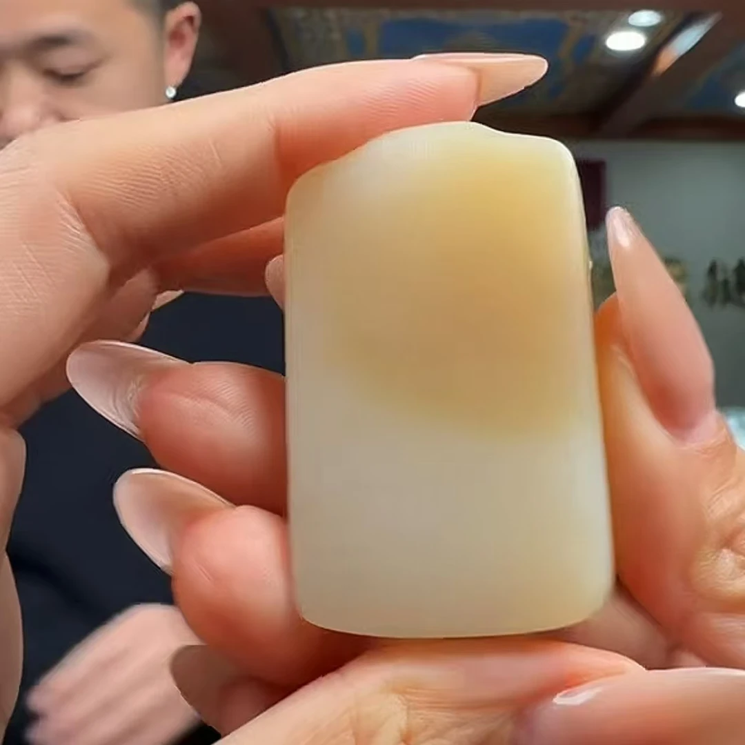 正宗天然和田玉吊坠