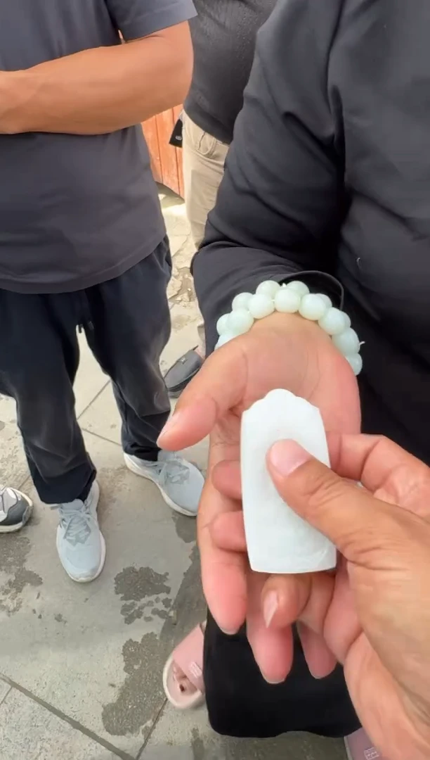 未镶嵌和田玉（糖玉）挂件和田玉