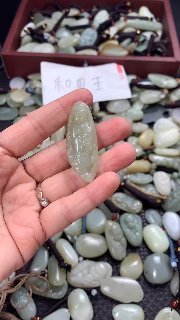 颈饰未镶嵌和田玉（多样性发一件）没有证书有瑕