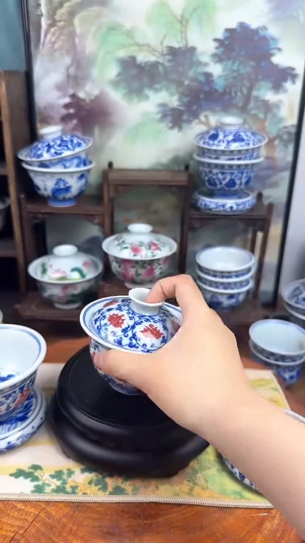 陶瓷青花釉里红缠枝莲两才盖碗