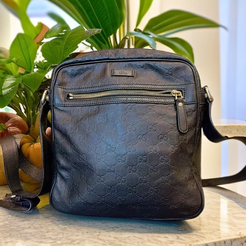 95新 GUCCI/古驰  黑色压花斜挎包 1184 3816