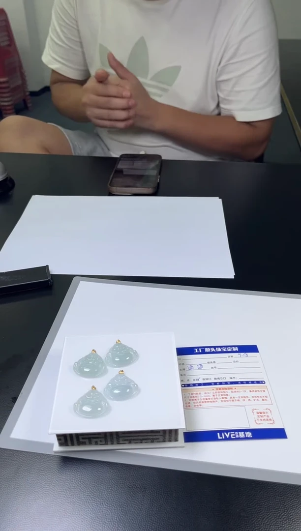 颈饰18K金镶嵌翡翠佛公多样性发货