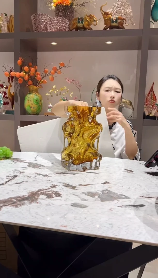 设计师款琥珀色花瓶