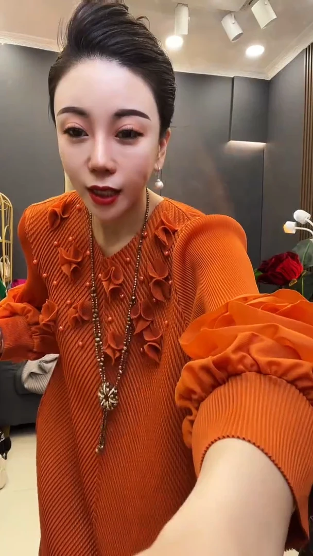聚酯纤维（涤纶）橘色 钉珠衫