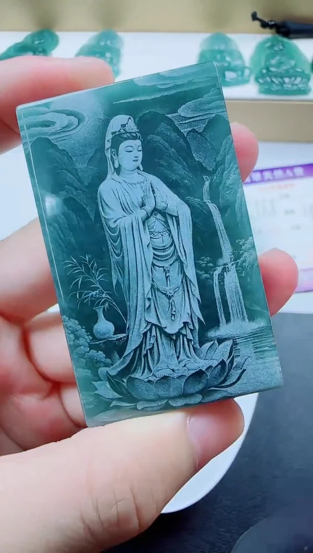 翡翠未镶嵌颈饰方观音