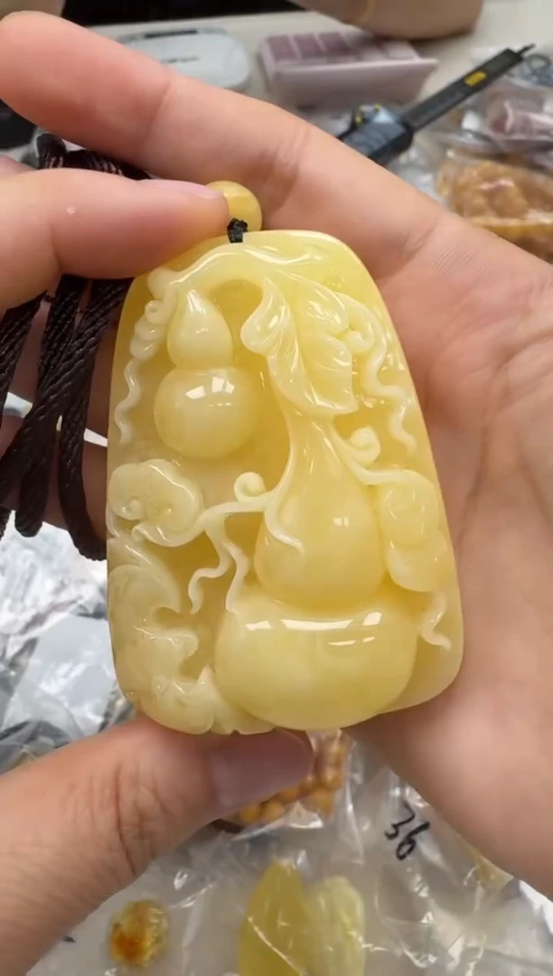 未镶嵌琥珀裸石如图