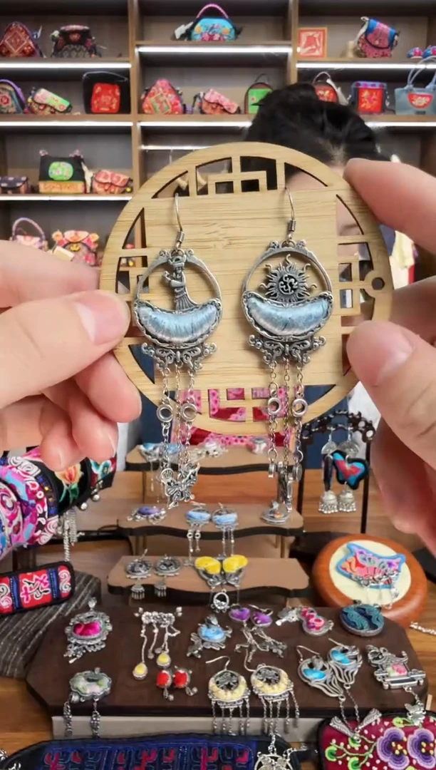 【闪购商品】织绣74蒙阿苏苗绣传承