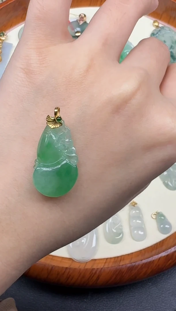 吊坠(赠链)18K金镶嵌翡翠葫芦