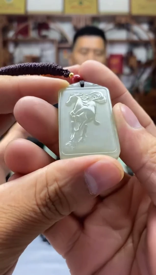 和田玉未镶嵌把件马牌