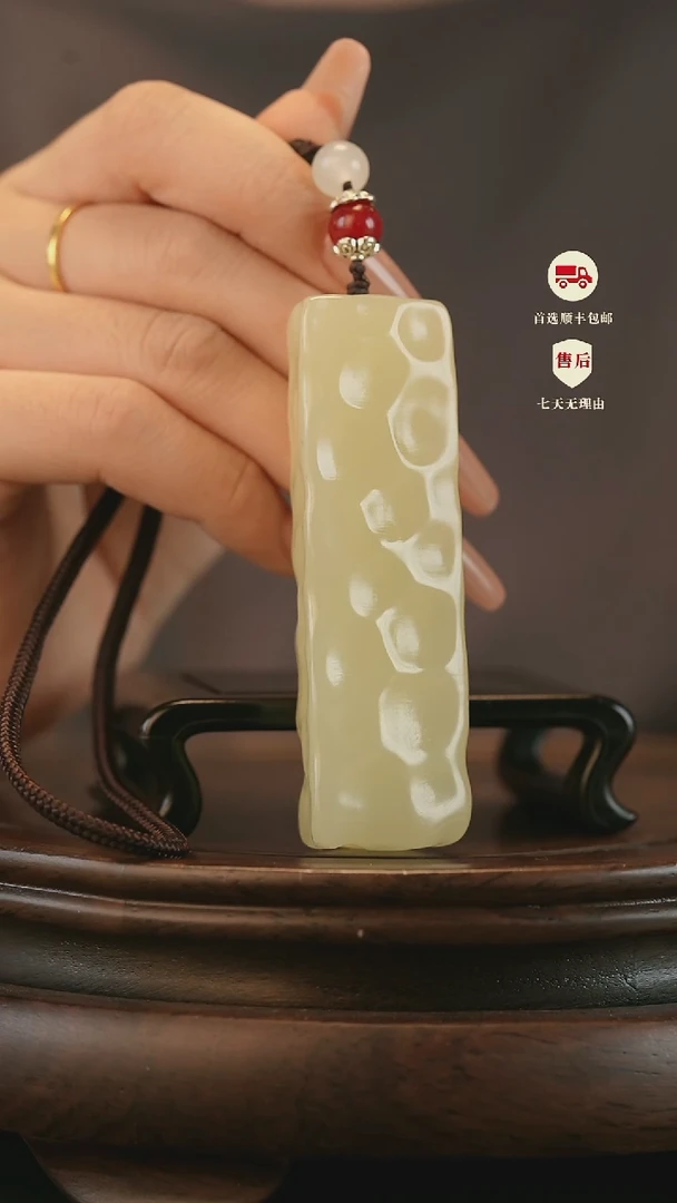 云南石竹叶青雕刻：小奶酪手把件摆件
