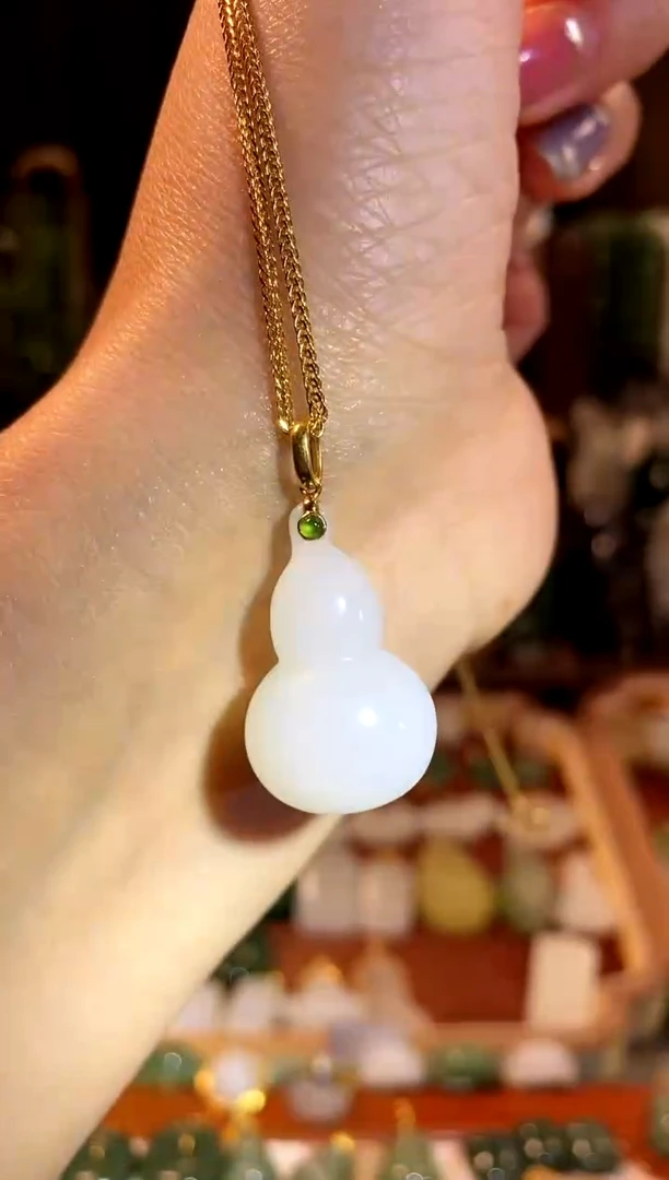 和田玉18K金镶嵌吊坠(赠链).