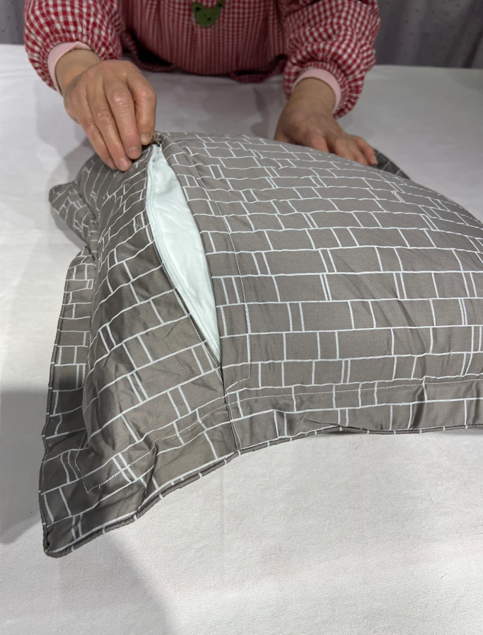 45x45cm纯棉贡缎抱枕一个，纯棉套+珍珠棉芯。