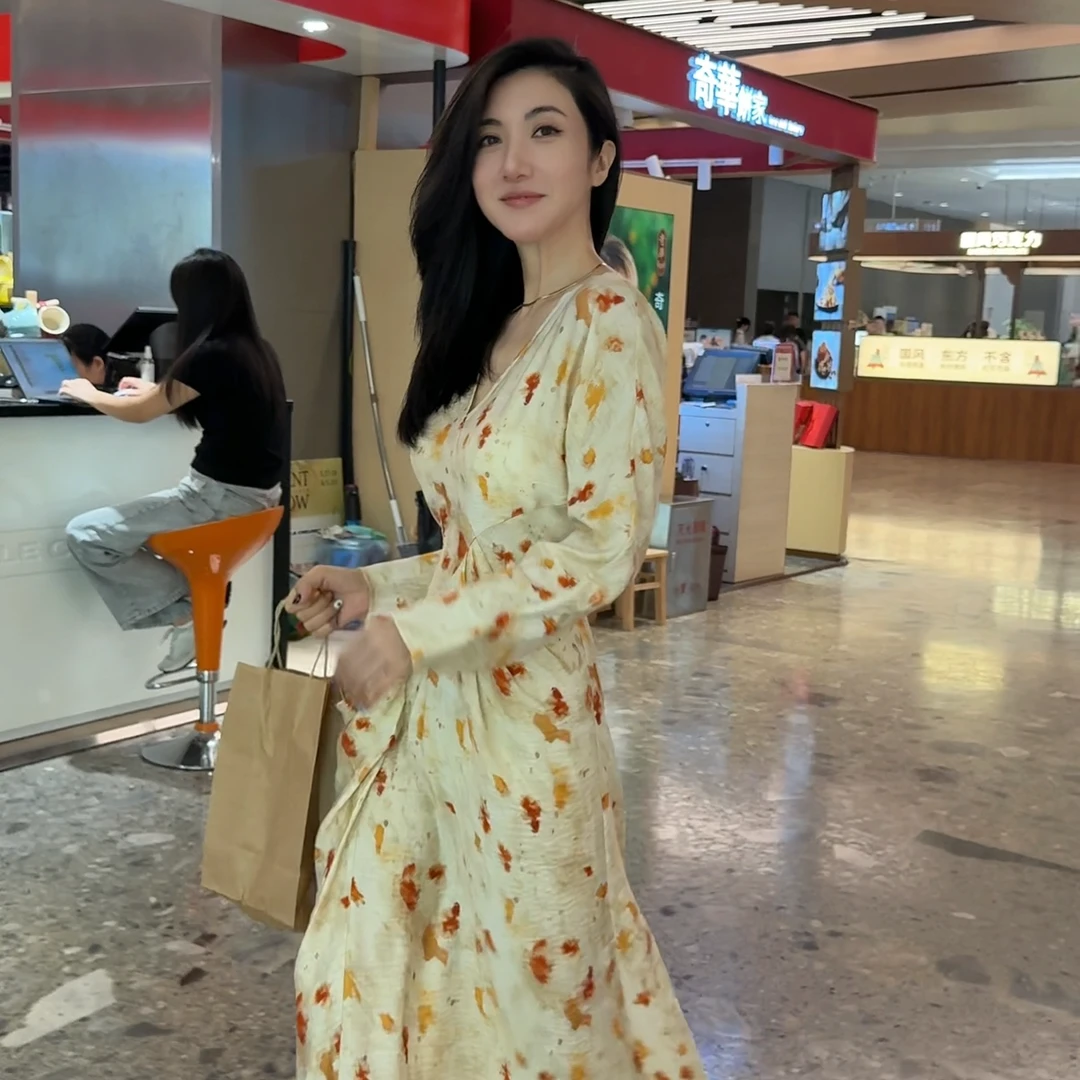 【壁虎姐】GECKO2025夏季新款 杏色薄款V领油墨印花收腰连衣裙