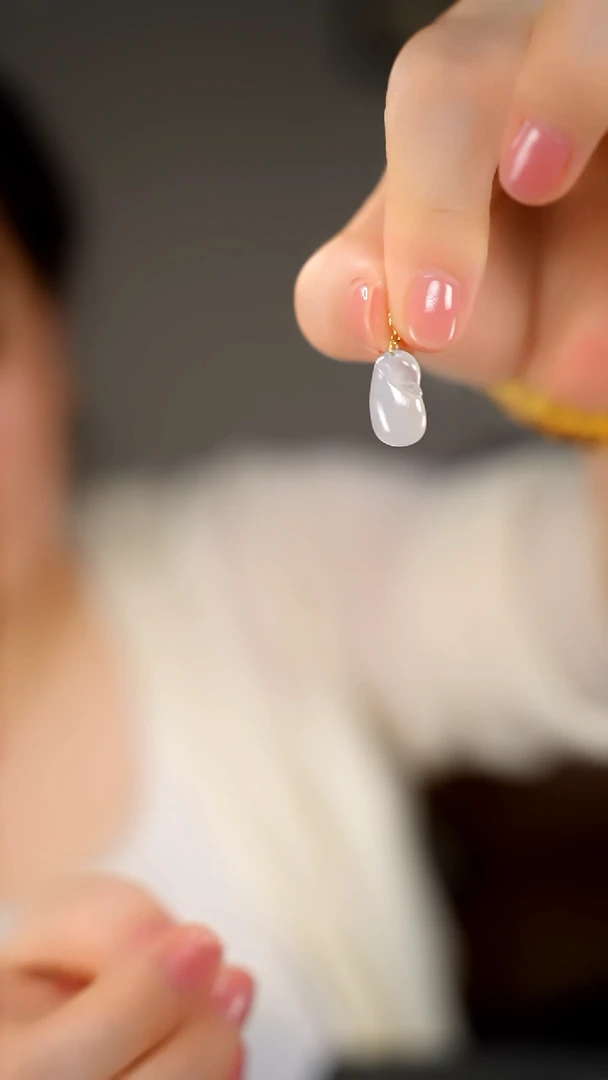 颈饰18K金镶嵌翡翠天鹅