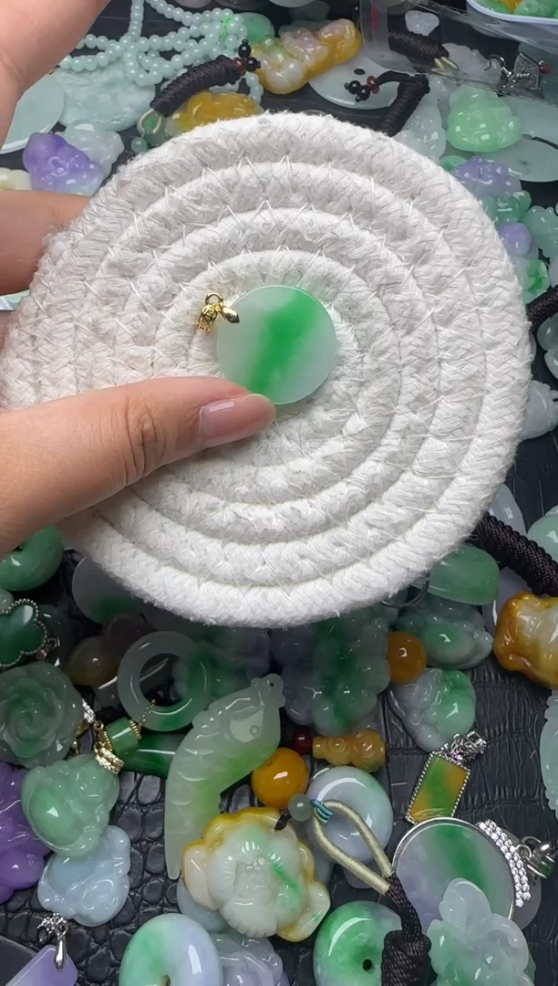 颈饰未镶嵌翡翠缅甸翡翠吊坠