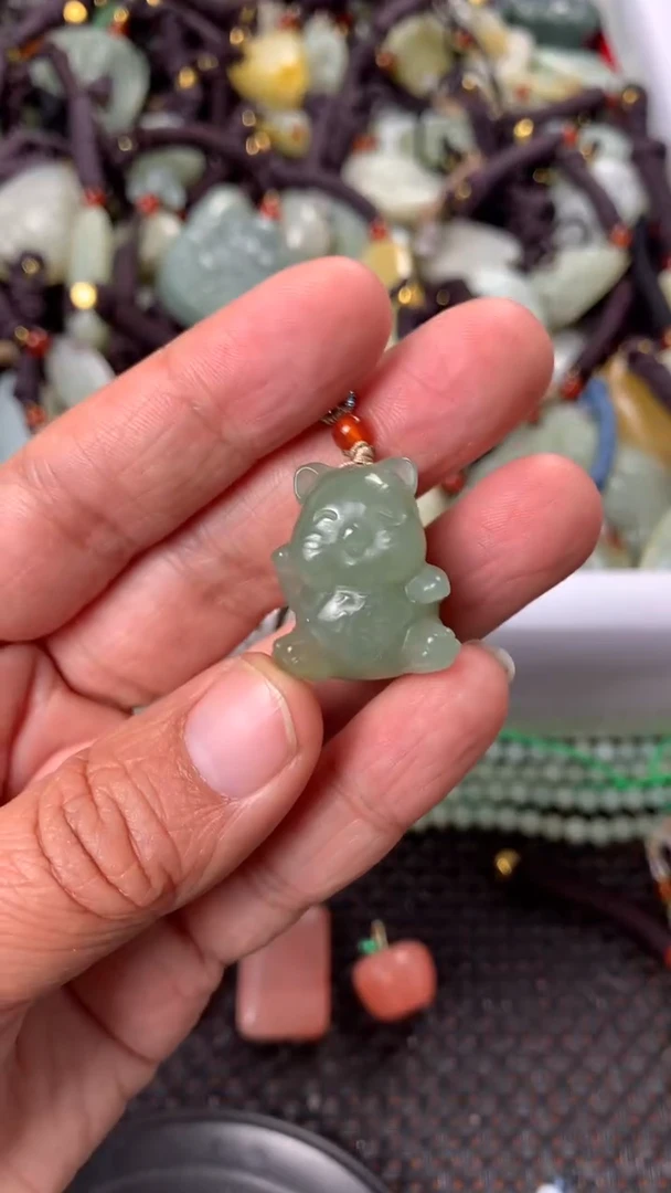 【闪购商品】和田玉颈饰未镶嵌多样性发货没有证书.拍一发一，有瑕