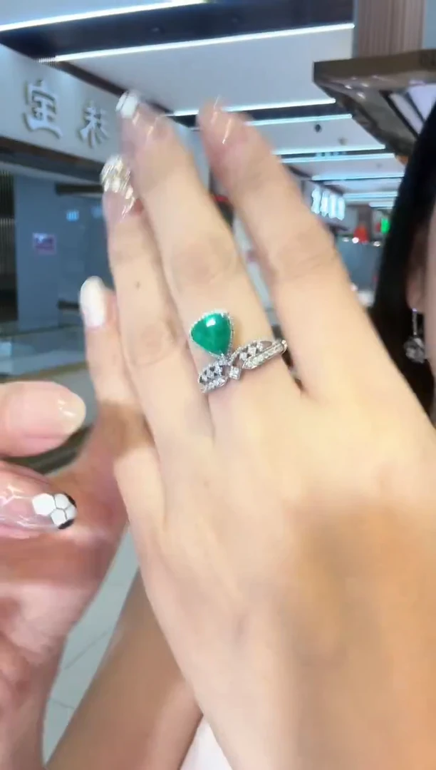 18K金镶嵌戒指祖母绿皇冠