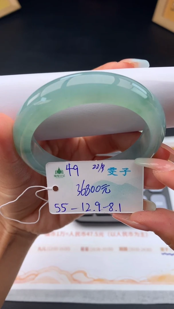 未镶嵌手镯翡翠自带#送人#，联系客服核对地址~