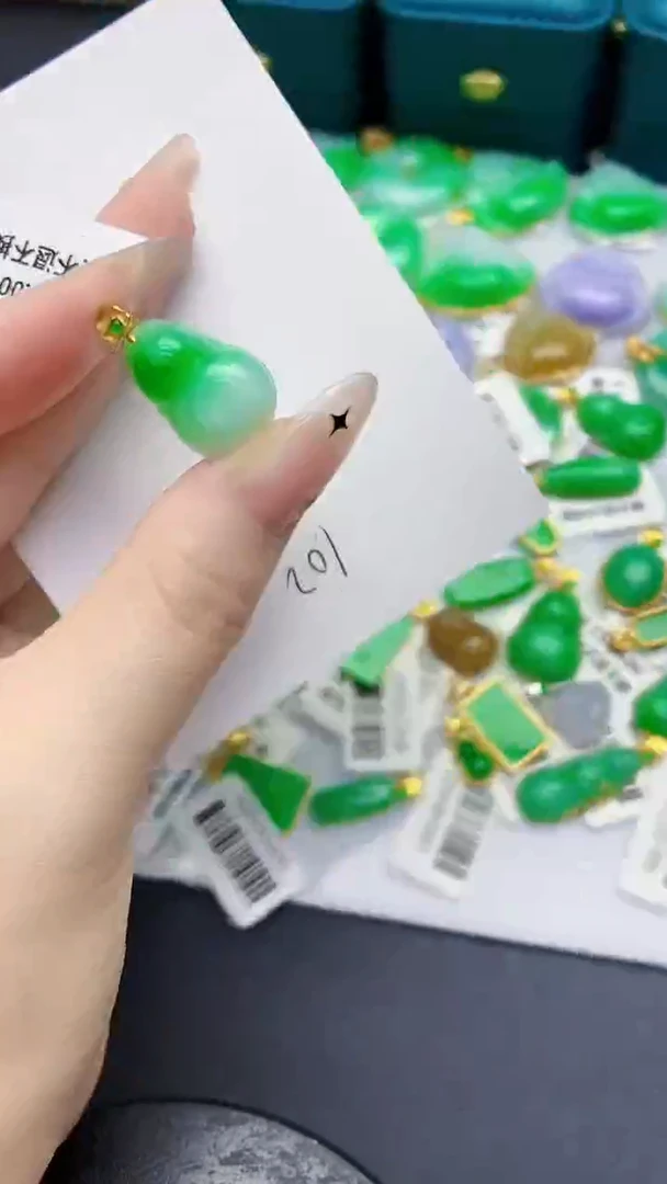 颈饰18K金镶嵌翡翠缅甸天然翡翠A货