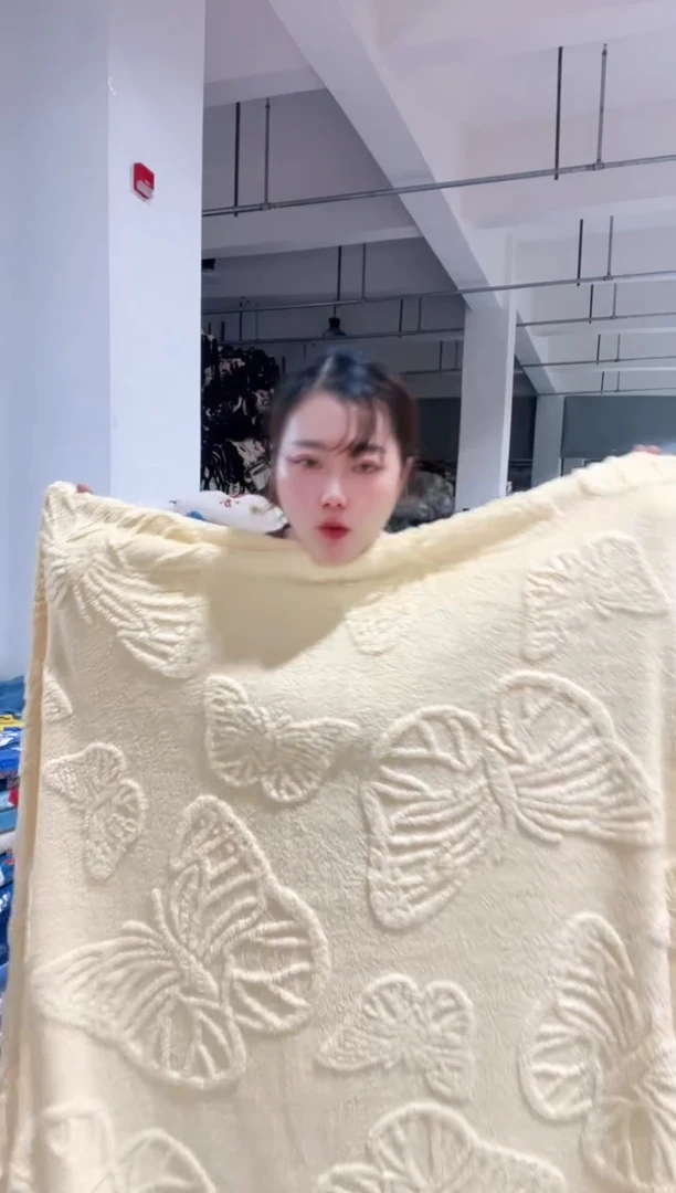 牛奶绒黄色塔芙蓉浮雕  毛毯  2.0*2.3米