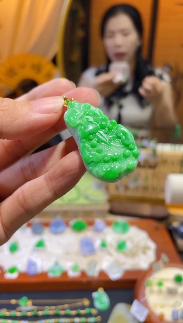 翡翠18K金镶嵌颈饰白菜