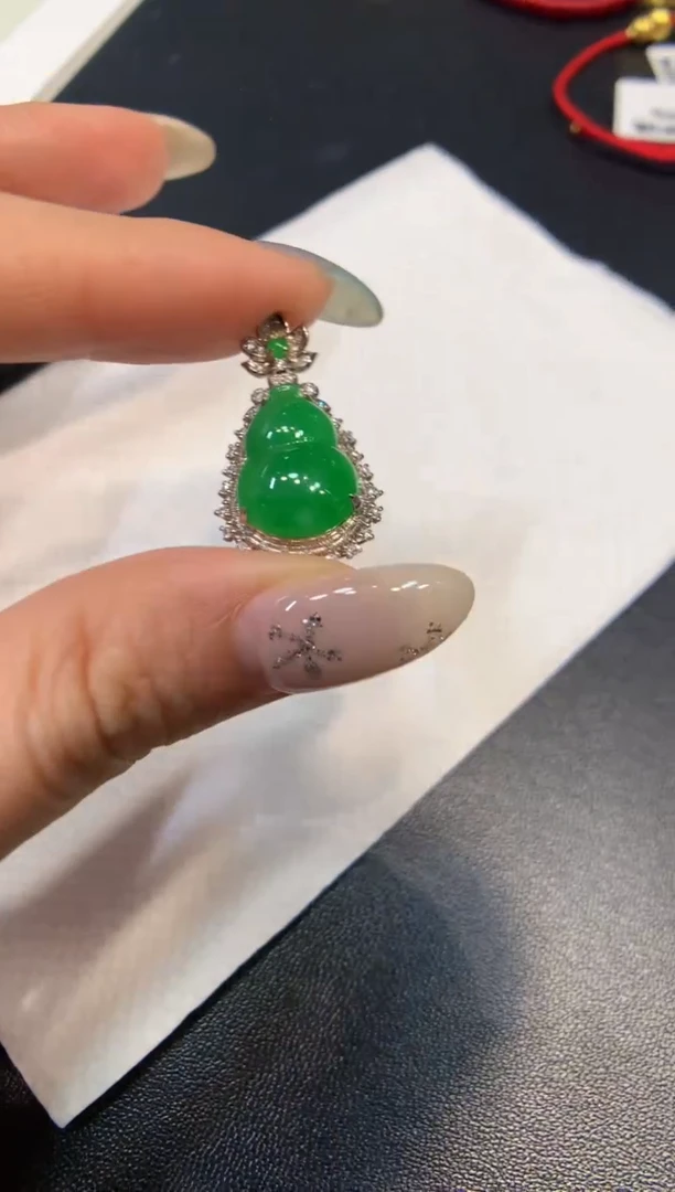 颈饰18K金镶嵌翡翠葫芦