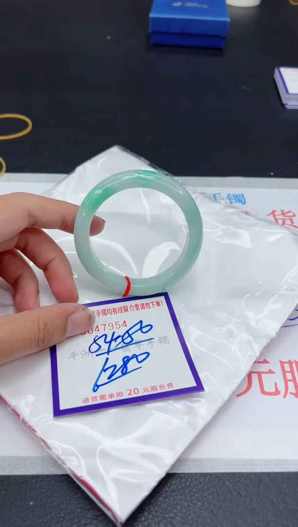 翡翠手镯未镶嵌1