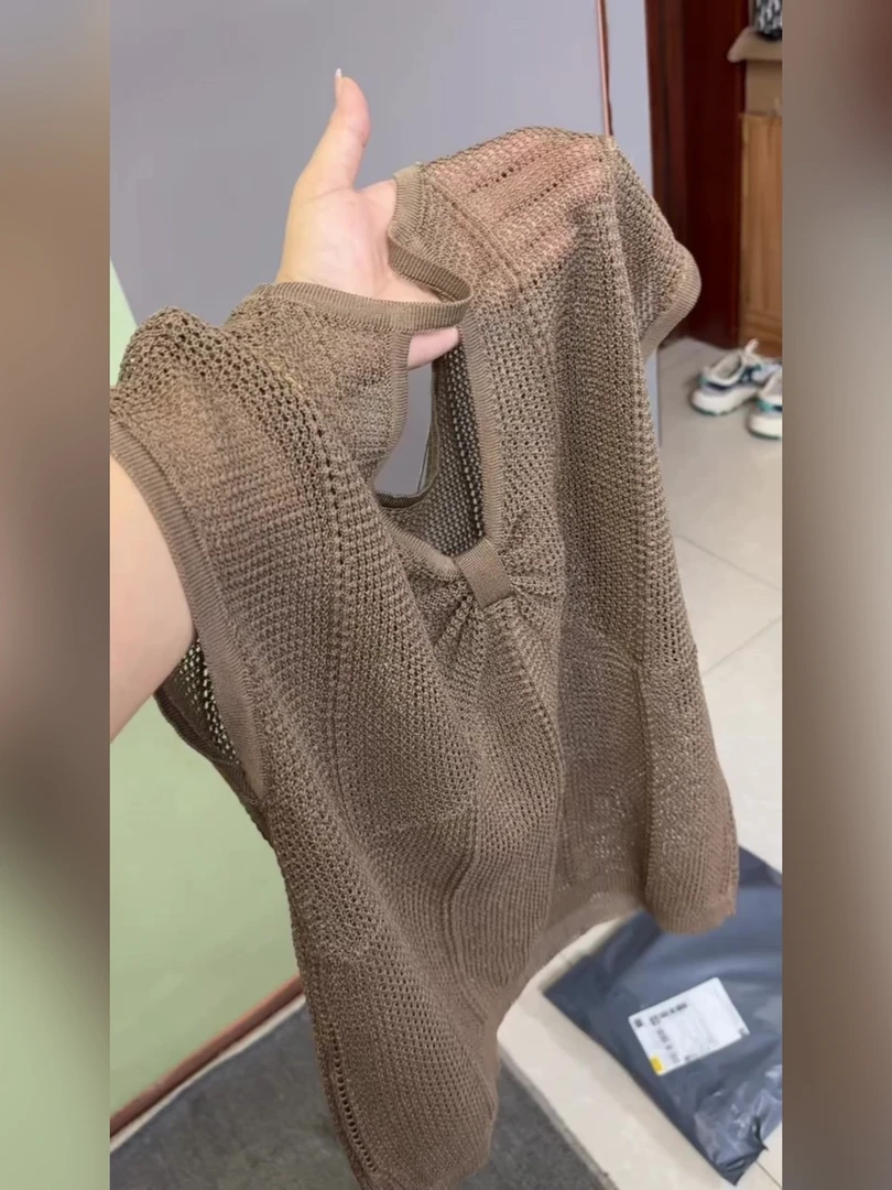 2025年夏季高级设计感轻奢百搭超好看时髦圆领卡其色镂空上衣