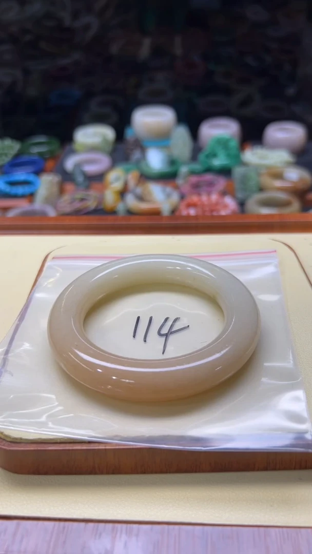 未镶嵌手镯石英质玉?***梨114