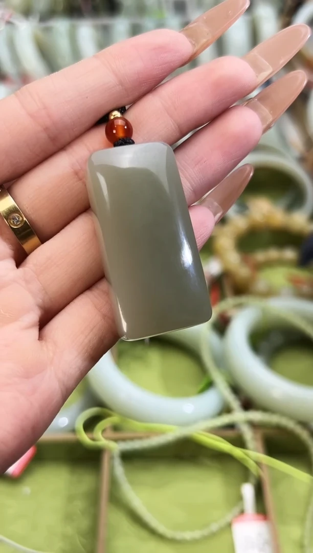 吊坠(赠链)未镶嵌和田玉且末料青白玉无事牌