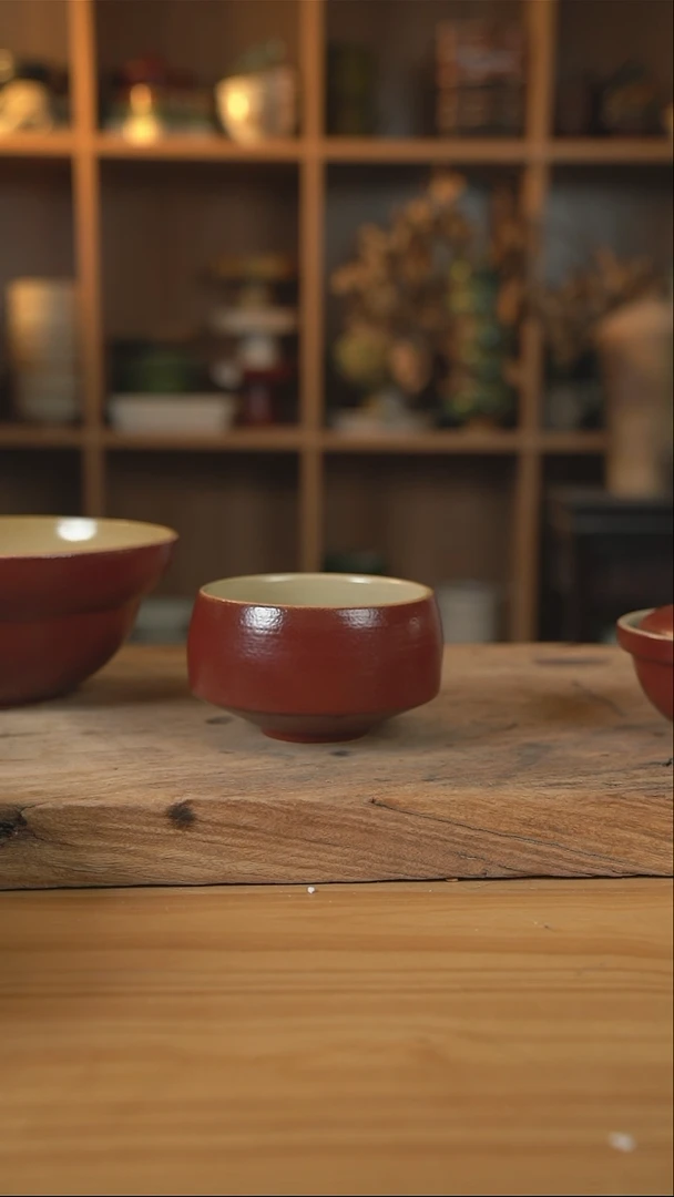复古红色的钵钵米饭碗