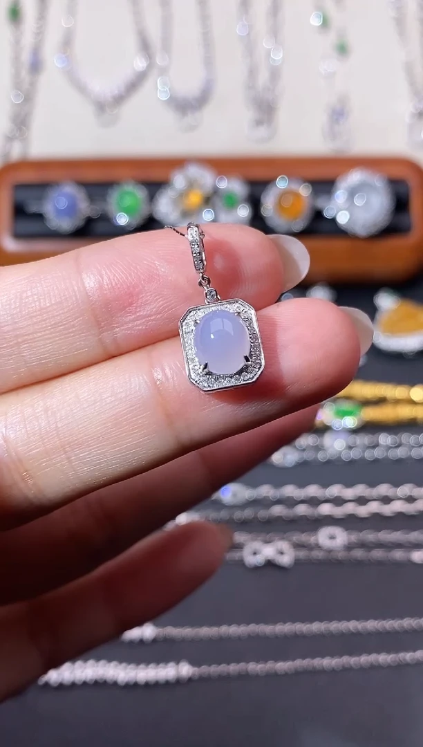 翡翠18K金镶嵌颈饰吊坠