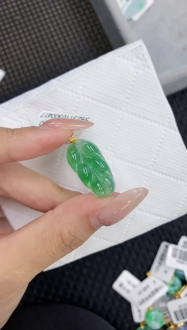 颈饰18K金镶嵌翡翠1111111111