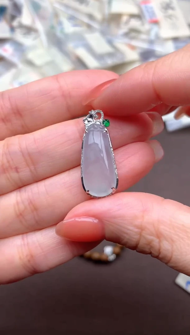 翡翠挂件18K金镶嵌一