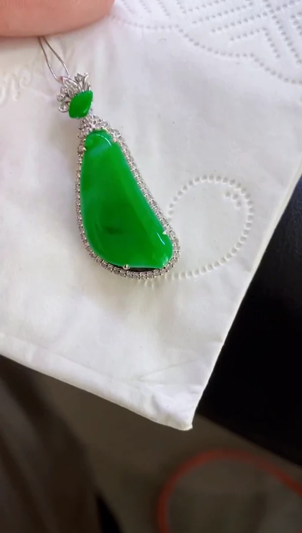 颈饰18K金镶嵌翡翠瓜