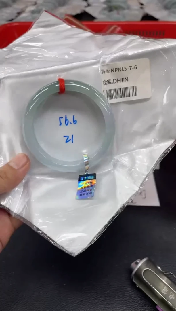 翡翠手镯未镶嵌翡翠手镯