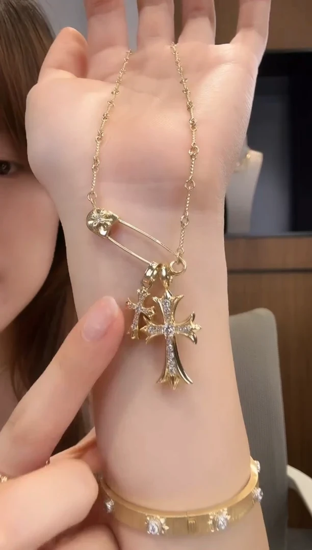 18K金镶嵌项链钻石回形针十字架项链