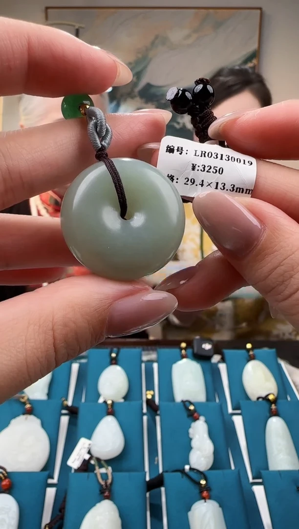 颈饰未镶嵌和田玉吊坠  LR