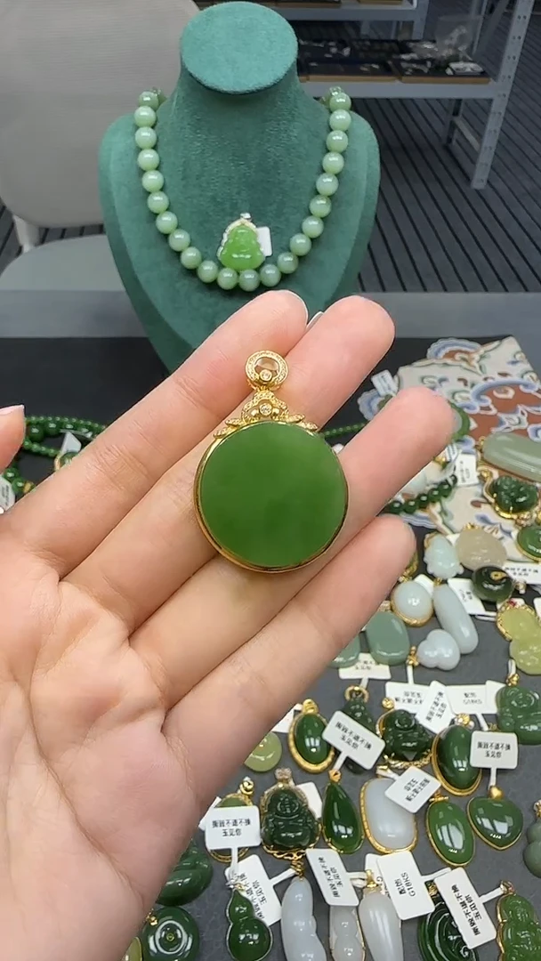 18K金镶嵌和田玉挂件1
