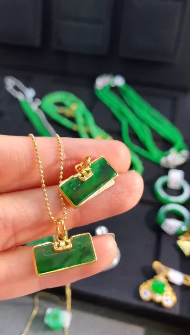 【闪购商品】翡翠吊坠(不含链)18K金镶嵌吊坠（多样性发货发一个）