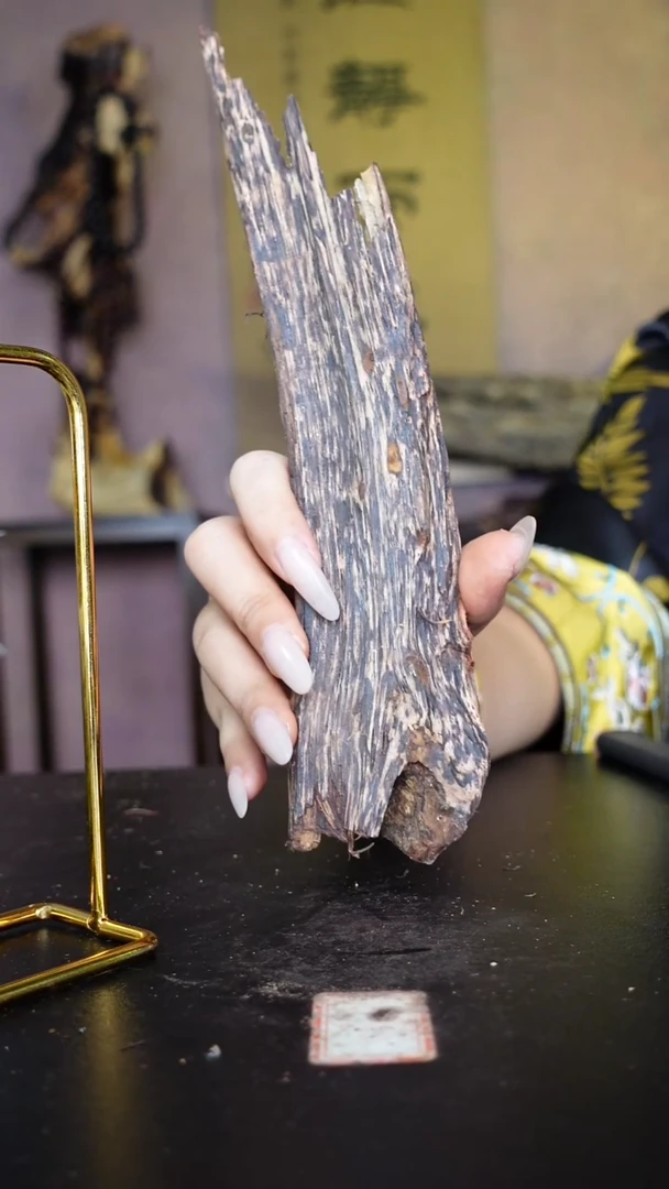 藤类飞*海南降真香十亩香原料随形手把件45g